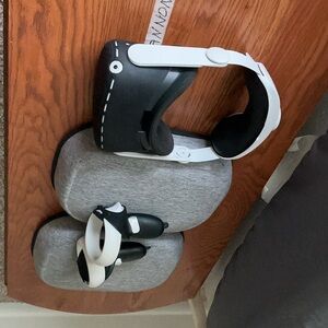 Oculus VR Headset with Controllers - Black and White